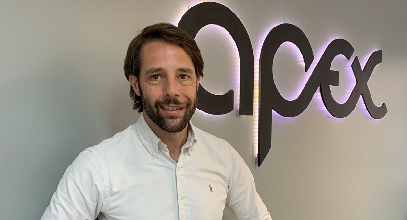André Pandolfi está na frente do logo da Apex