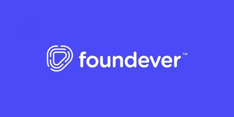 logo da foundever com fundo azul. empresa atua com relacionamento com cliente