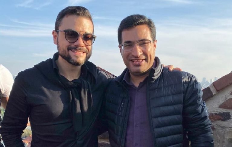 Thiago Quintino e Rodrigo Tavares estão de roupas pretas