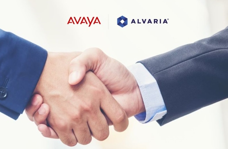 duas mãos se apertando representando a parceria entre Alvaya e Alvaria