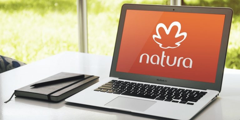 lap top com a imagem da Natura
