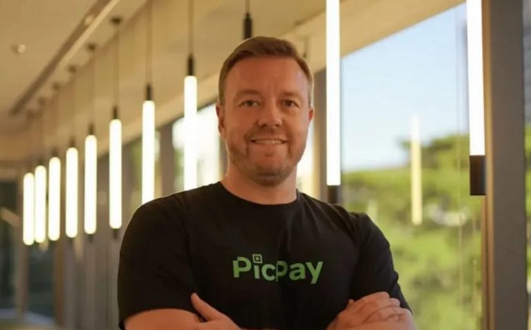 Fabiano Scheider está de camiseta preta com o logo da PicPay