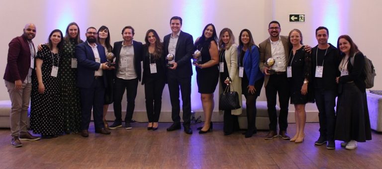 Equipe da Neo com os 4 troféus