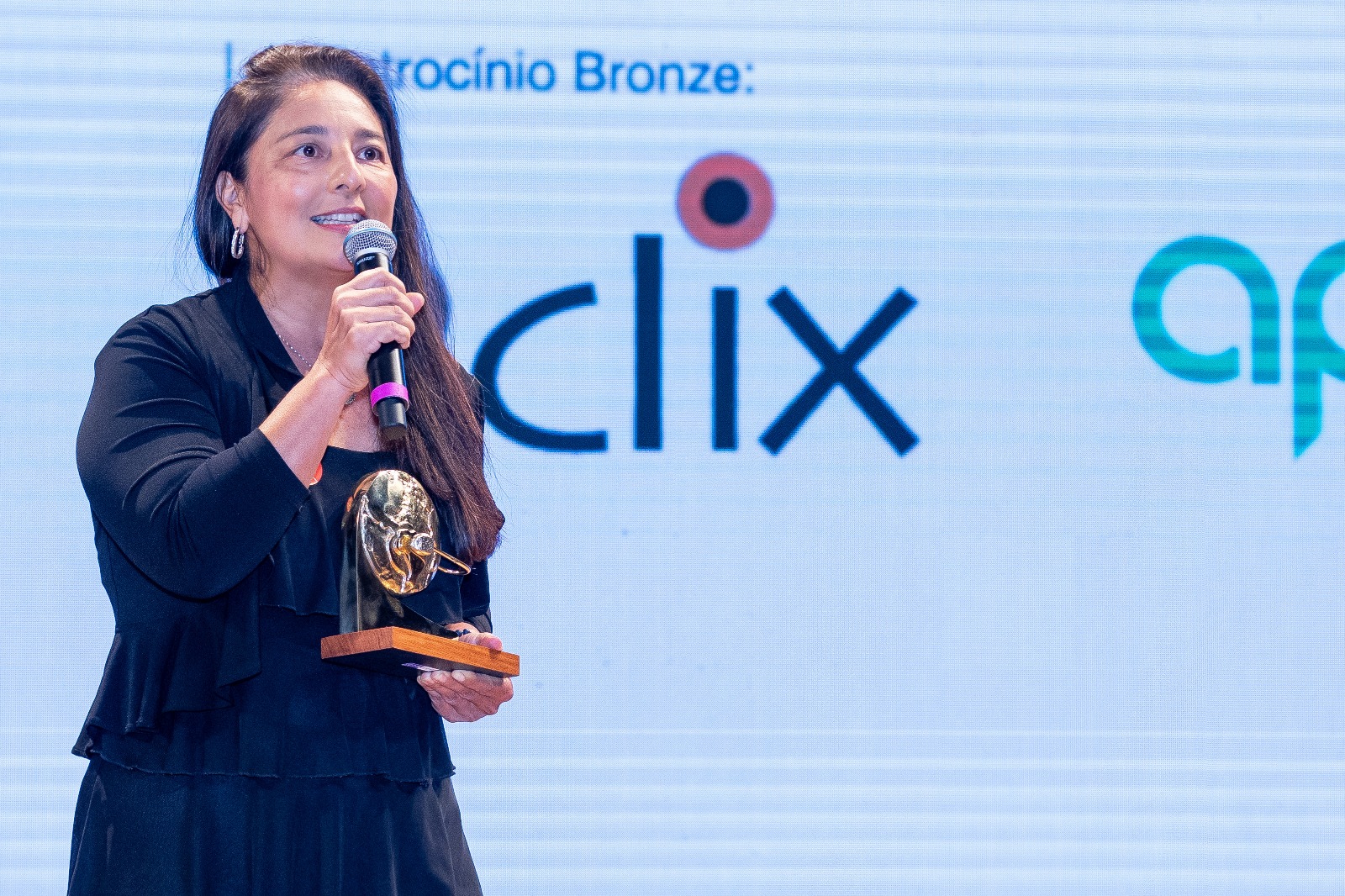 Ana Paula Kagueyama recebe o troféu de Executiva do Ano