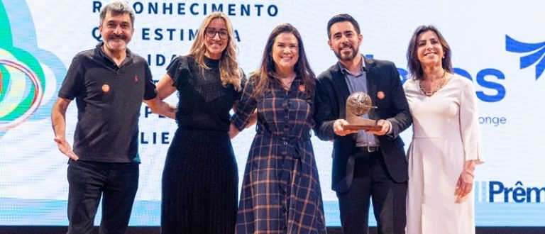 Equipe da Alares recebendo o XXIIIPrêmioABT
