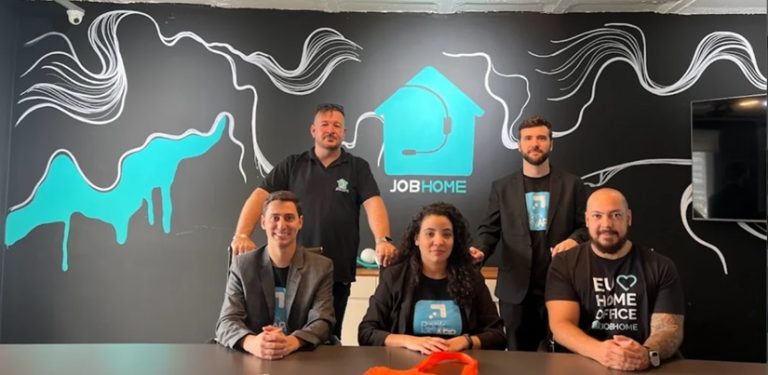 executivos da Pulse, todos de camiseta preta