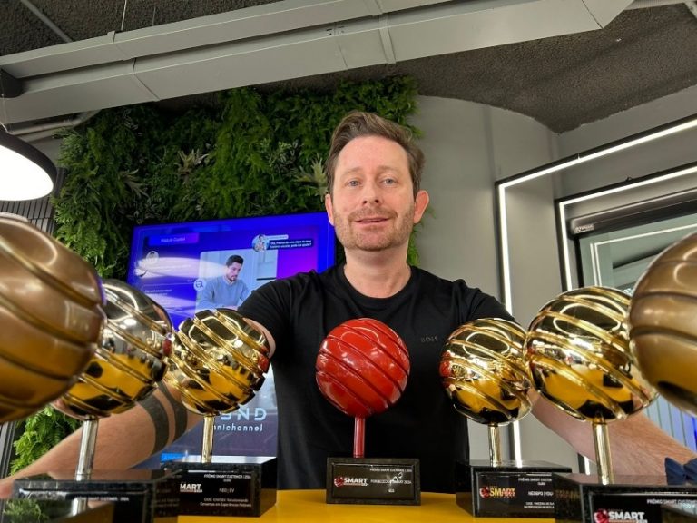Luiz Iannini com os 7 troféus do prêmio Smart 2024