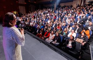 Miriam Garrido recebe congressistas no Smart Customer