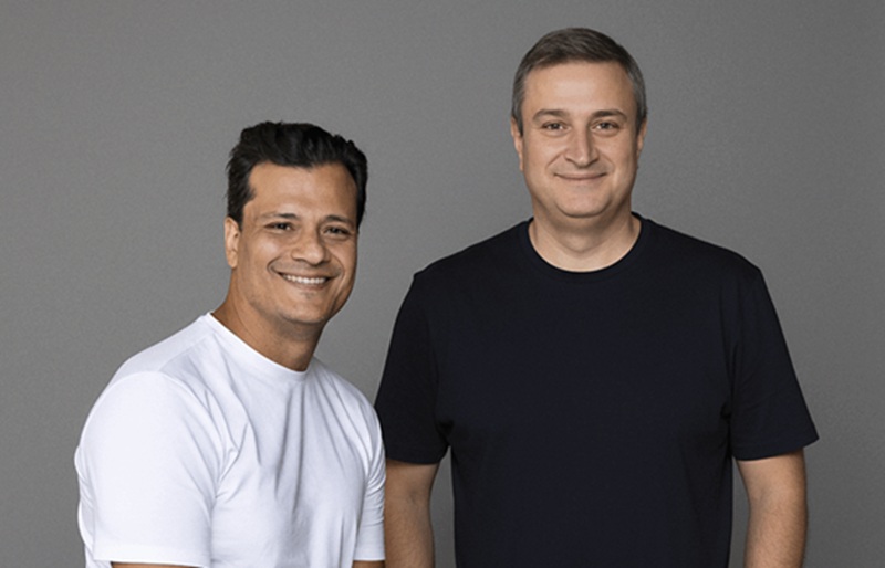 Juliano Tubino está de camiseta branca e Junior Borneli de camiseta preta. Na foto. eles estão lado-a lado