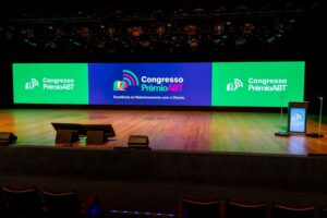 Palco do Congresso PrêmioABT de 2025, com cratazes e logo