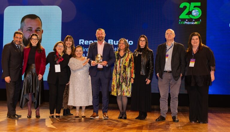 Renato Bufalo, diretor executivo da CSU Digital, está com o troféu de executivo do ano, ao lado de Miriam Garrido e outros executivos eleitos em anos anteriores