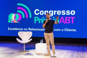 Joseph Kulmann, CEO da Pessoalize, está no palco, com microfone