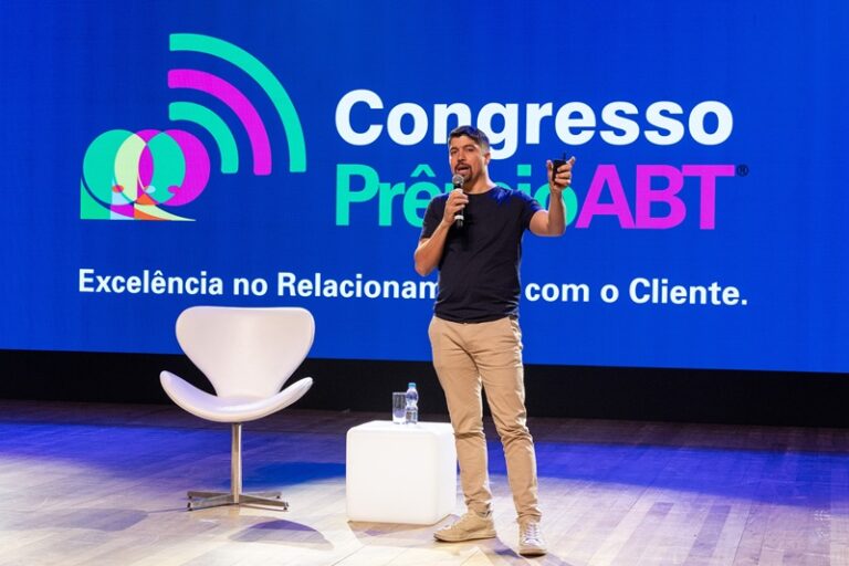 Joseph Kulmann, CEO da Pessoalize, está no palco, com microfone