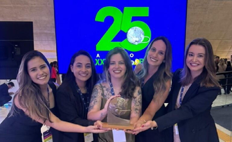 Executivos da MedSênior recebendo o trofé bonze no XXV PrêmioABT