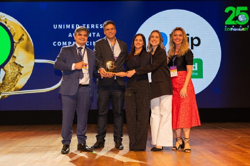Executivos da Unimed Teresina recebendo o troféu ouro no XXV PrêmioABT