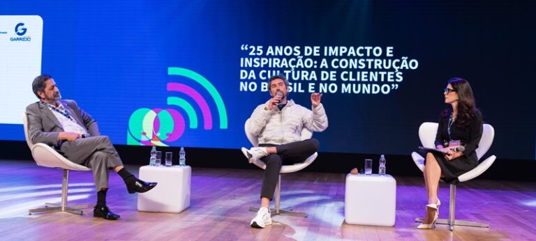 Alexandre Jau,Rouman Ziemkiewicz e Roberta Godoi sentados no palco