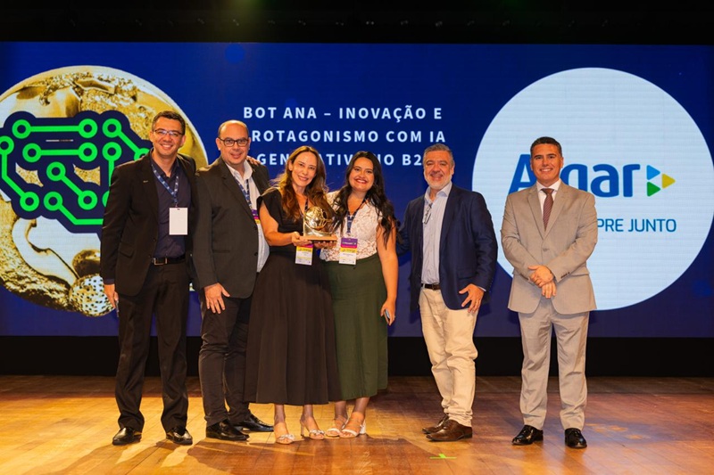 Executivos da Algar recebendo o XXV PrêmioABT