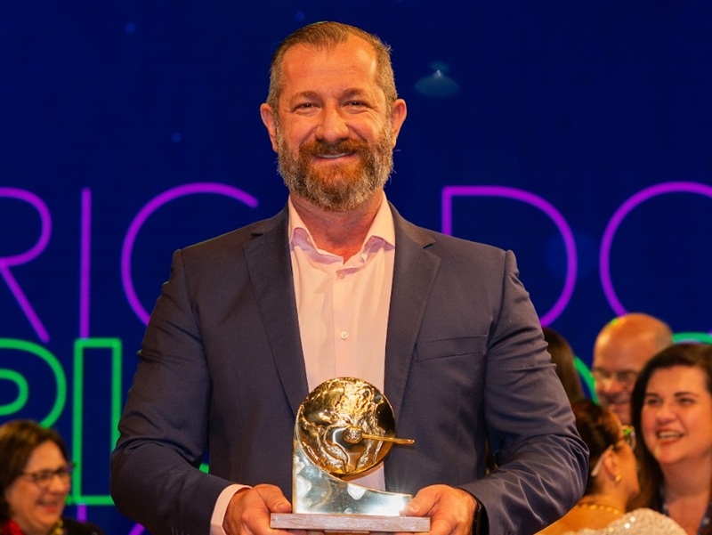 Renato Búfalo com o troféu de Executivo do Ano Pelo XXV PrêmioABT