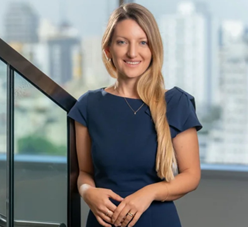 Patricia Chacón, CEO da Porto Seguro, é loira, tem cabelos cumpridos, bem jovem e está de vestido preto