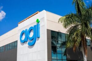Fachada de um pédio do Agibank, com a palavra AGI