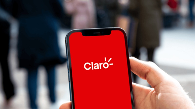 celular mostrando logo da Claro
