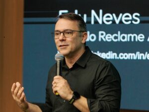 Edu Neves, CEO do Reclame AQUI, está com microfone na mão
