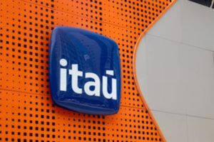 Logo do Itaú numa fachada de agência
