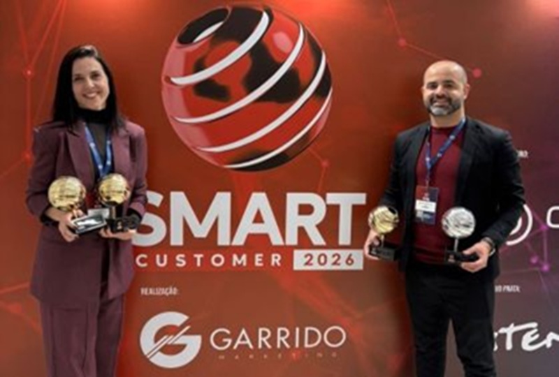 Karine Araújo e Williton Brandão, líderes de CX no Inter , estão com os troféus do Prêmio Smart nas mãos