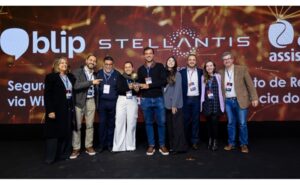 Executivos da Stelanttis recebendo o Prêmio SMART CUSTOMER