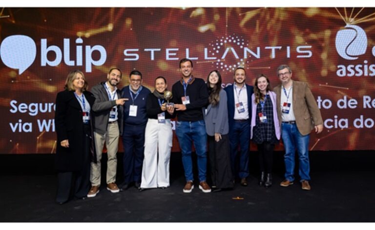 Executivos da Stelanttis recebendo o Prêmio SMART CUSTOMER