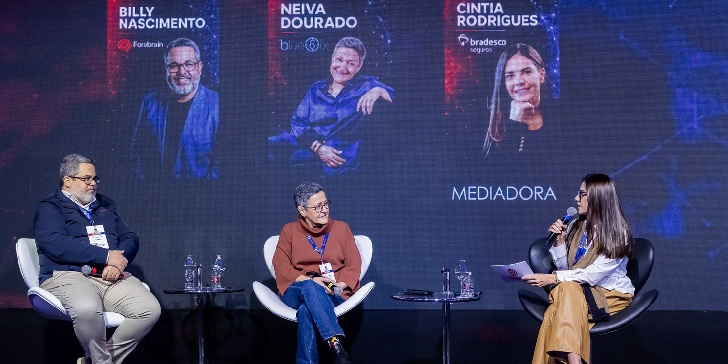 Neiva Dourado está no centro, tem cabelos curtos grisalhos. Do lado esquerdo, Dr. Billy Nascimento (CEO Forebrain,. e do lado direito, Cintia Rodrigues (Superintendente Executiva Bradesco Seguros),